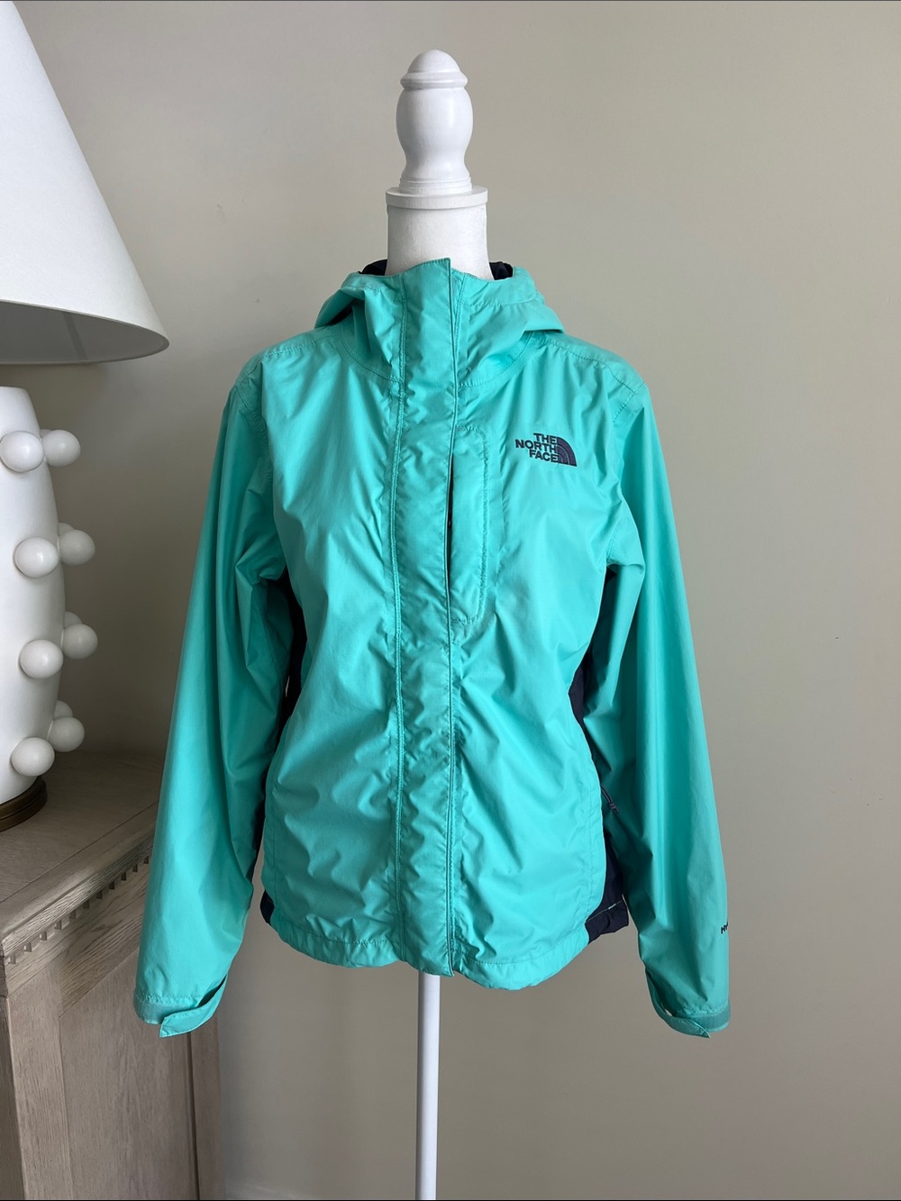Women’sThe North Face hooded rain wind jacket size extra small XS